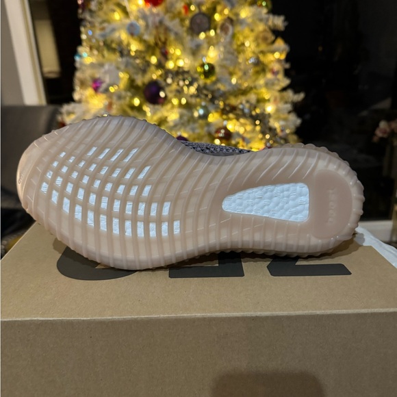 Yeezy Boost 350 v2 “FADE” BRAND NEW DEADSTOCK
Size 10 Men’s main image 4